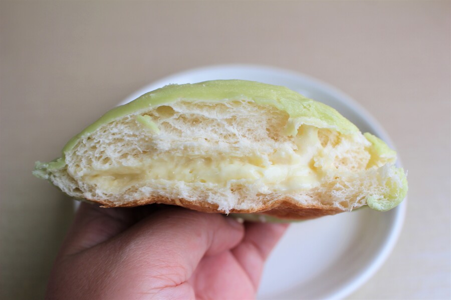 クラウンメロンクリームのメロンパンを半分に切って断面をみせています。