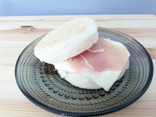 成城石井自家製 もっちり湯種のマフィンにチーズと生ハムをはさんだサンドイッチ