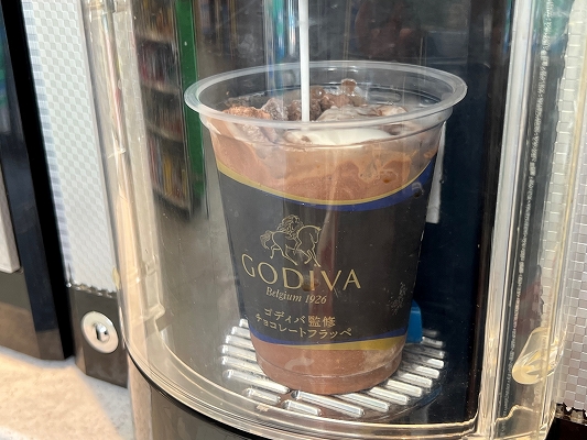 「ゴディバ監修チョコレートフラッペ」にコーヒーマシンのミルクフォームを加える
