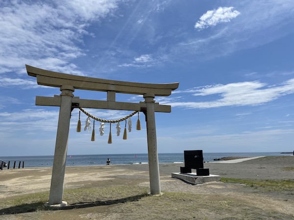 釣ケ崎海岸広場のシンボル的存在の、浜辺の真っ白な鳥居。