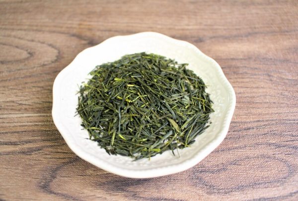 静岡県産「本山茶」の茶葉を皿にのせています。