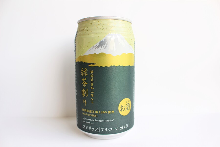 「静岡県産本山茶入り　緑茶割り」を真正面からみています。