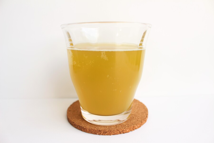 「静岡県産本山茶入り　緑茶割り」を透明なグラスに入れ、横からみています。