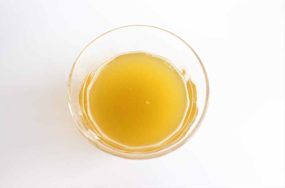 グラスに入った「静岡県産本山茶入り　緑茶割り」を真上からみています。