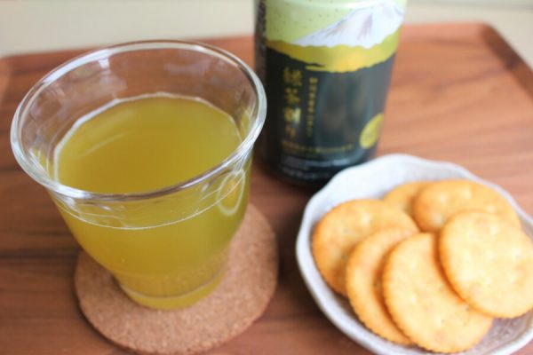グラスに入った「静岡県産本山茶入り　緑茶割り」と横にクラッカーを置いています。