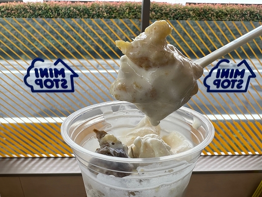 ミニストップの「台湾蜜いもソフト」の蜜いもとソフトクリームを一緒に食べると”ひやあつ”