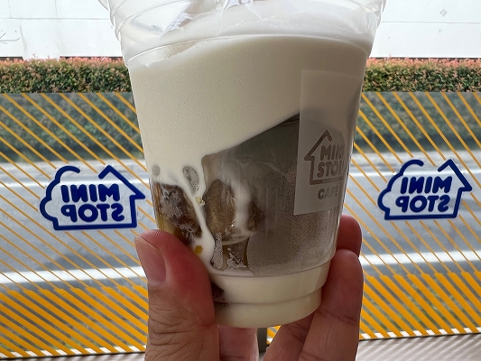 ミニストップの「台湾蜜いもソフト」は温かい蜜いもの上にソフトクリーム