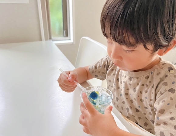 子どもがナワバリバトルゼリーを食べる様子