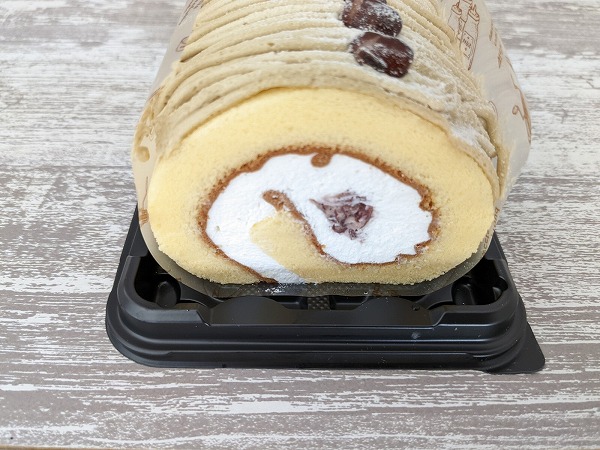 湘南プレミアム 加賀棒ほうじ茶のあんこロールケーキの断面