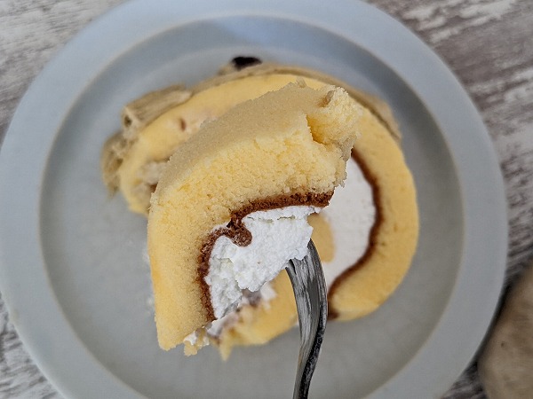 湘南プレミアム 加賀棒ほうじ茶のあんこロールケーキのミルククリームとロールケーキ生地