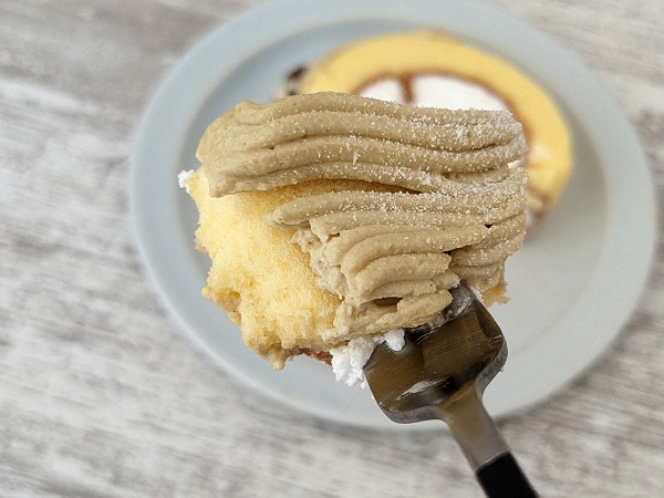 湘南プレミアム 加賀棒ほうじ茶のあんこロールケーキのほうじ茶クリーム部分