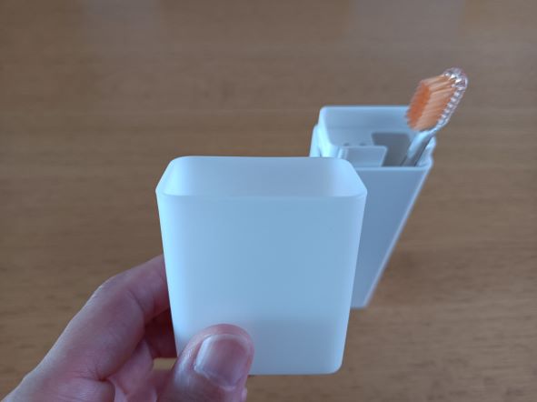 セリア「コップ付き立つ歯ブラシケース」のキャップがコップになることを説明する図