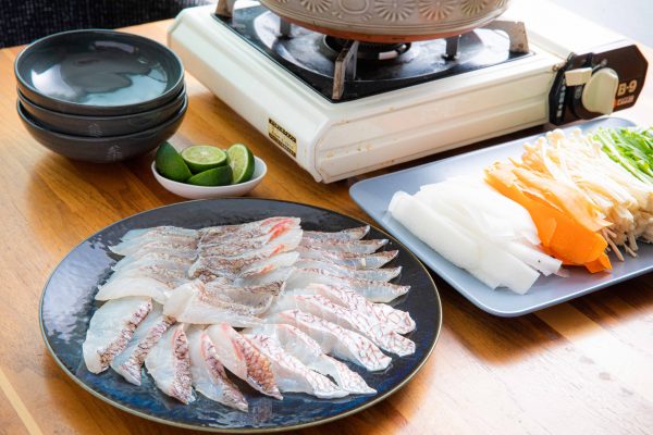 新鮮な魚と野菜を並べた海鮮しゃぶしゃぶの様子