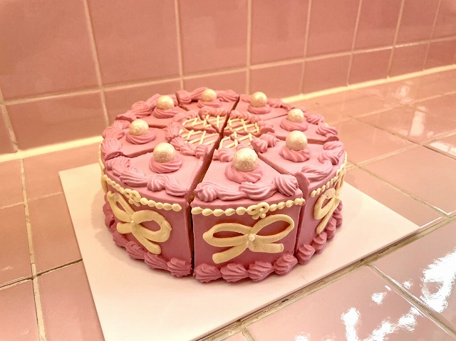 ピンクのケーキにはリボンやパールがあしらわれた乙女心をくすぐるデザイン