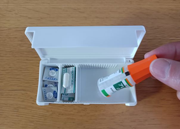 セリア「仕切れる小物ケース　ミニ」を使って常備薬を収納する図