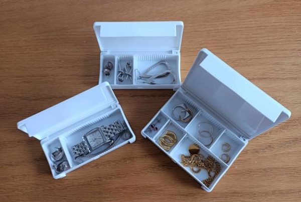 セリア「仕切れる小物ケース」にアクセサリーや時計などを収納する図