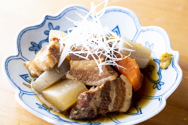 「AKOMEYA TOKYO」の「国産豚の角煮と野菜の炊き合わせ」