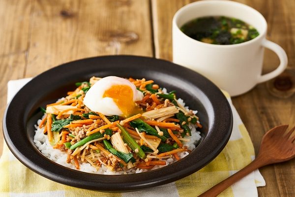 「Oisix」の「そぼろと野菜のビビンバ 長ねぎとのり、豆腐の韓国風スープ」