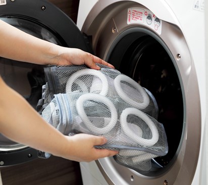 シューズランドリ―ネットをドラム式洗濯機に入れようとするシーン