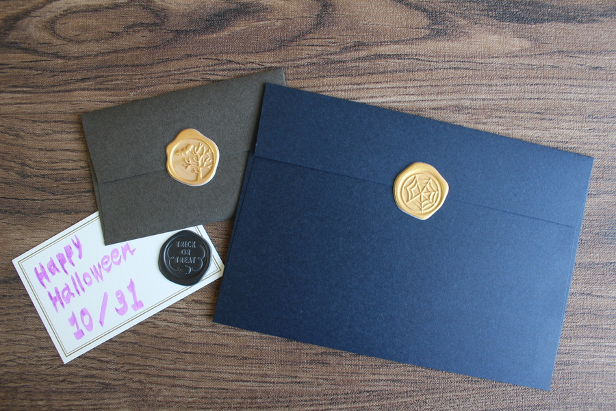 黒い封筒、青い大きな封筒、メッセージカードにシールシーリングハロウィンを貼っています。