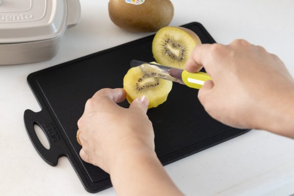 煮沸除菌できるまな板Sサイズでフルーツを切る