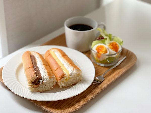 セブン-イレブン愛知県産ゆめあかりを使用した2種のロールパン（チョコレート＆カスタード）を盛り付けて愛知モーニング
