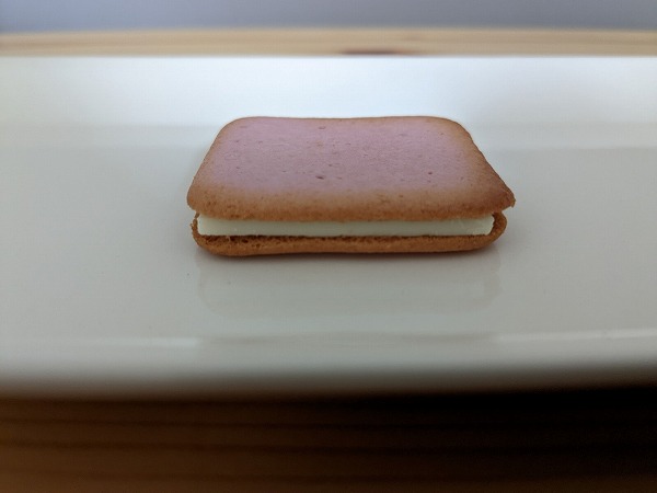 成城石井　北見鈴木製菓 北海道いちごミルククッキーを横から見たところ