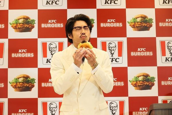 新TVCM「KFCはバーガーかんばるぞ」篇に登場する賀来賢人さん