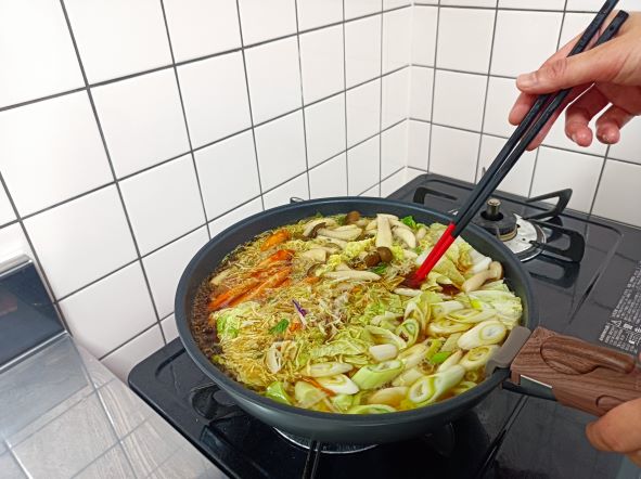 カインズ「取っ手が外せる食洗機で洗えるフライパン　26ccm深型」を使って鍋料理を作る図