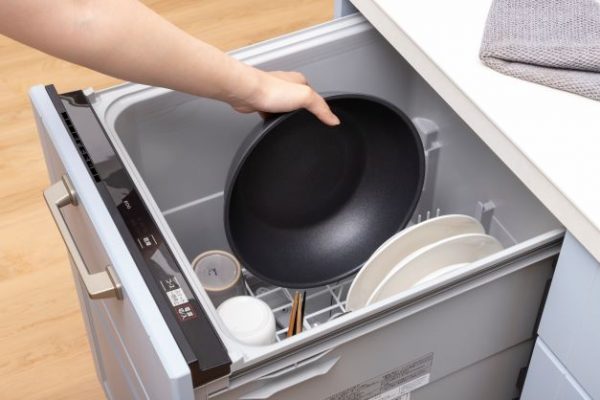 カインズ「取っ手が外せる食洗機で洗えるフライパン」を食洗機に入れる図