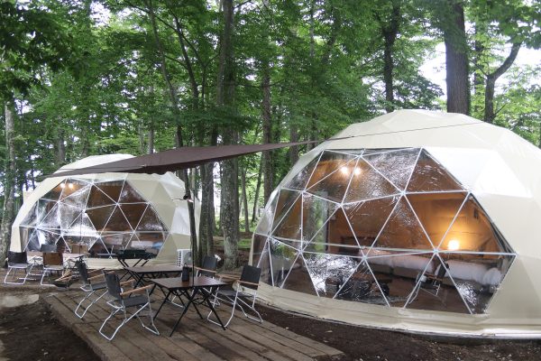 グランピング施設のドーム型テント。
