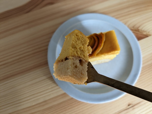 成城石井自家製　北海道産えびすかぼちゃのプレミアムチーズケーキ をフォークでカットしたもの