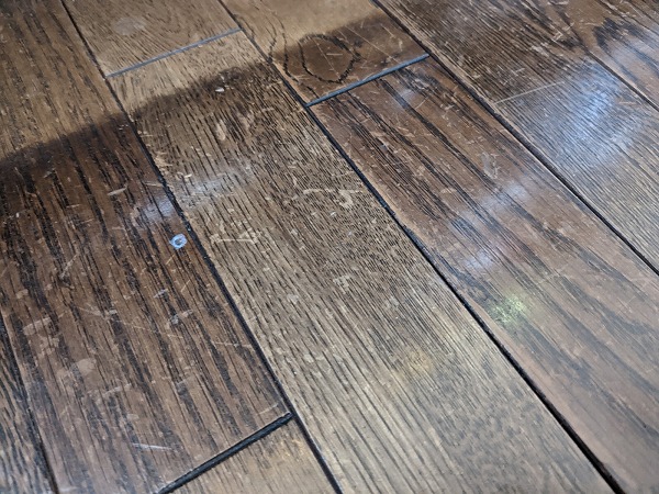 ダイソー　フローリングウェットシート（16枚、24h抗菌、超極厚）で掃除する前の床
