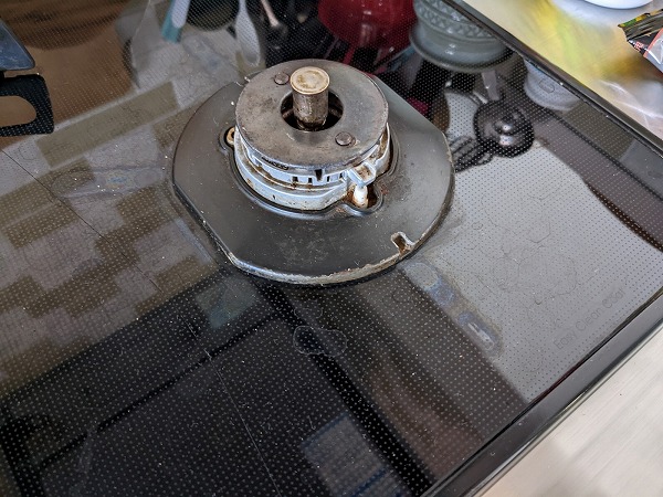ダイソー　アルカリ電解水クリーナー（ＩＨ＆ガスコンロ用 20枚）で拭き上げる前のコンロ