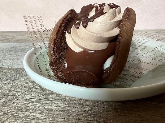 ファミリーマートの「ふわふわケーキオムレット ショコラ」は生チョコも美味しい