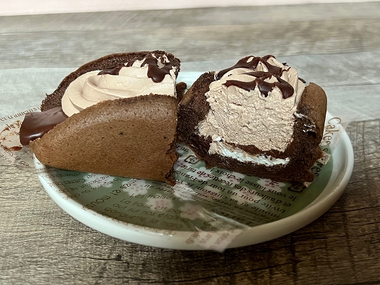 ファミリーマートの「ふわふわケーキオムレット ショコラ」はチョコレートクリームたっぷり