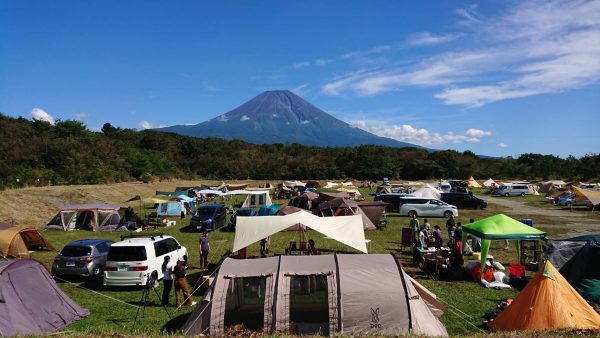 富士山がどーん！と眺められる、朝霧ジャンボリーオートキャンプ場の広場サイト。