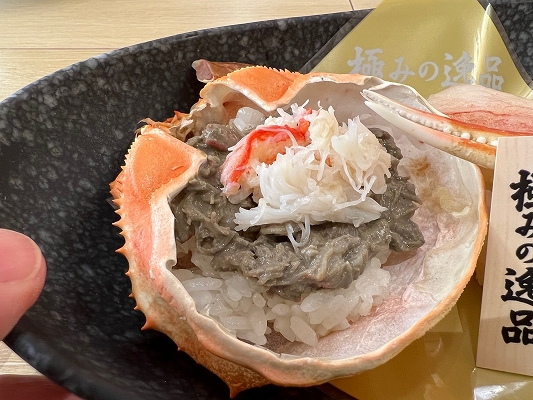 くら寿司の「豪華かに盛り合わせ」の一品。かにの甲羅にシャリ、かに味噌、かに身が入っている