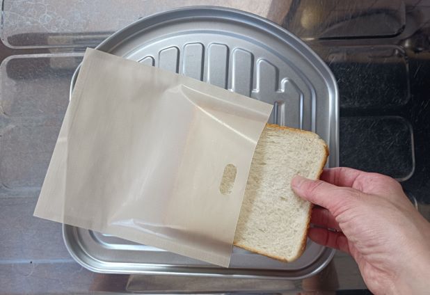 セリア「トースターバッグ」に食パンを入れる図