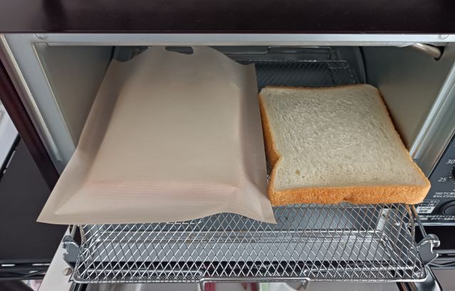 セリア「トースターバッグ」に入れた食パンと、入れない食パンを同時にオーブントースターで焼く図