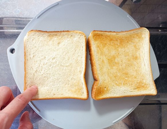 右側がトースターバッグに入れた食パン、左側がトースターバッグに入れないで焼いた食パン。両方を並べた図