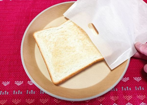 セリア「トースターバッグ」に入れて焼いたトーストの写真
