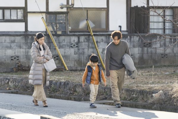 映画ある男より、安藤サクラと窪田正孝と子役の少年