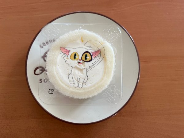 ホワイトロールケーキを上から見ている様子。