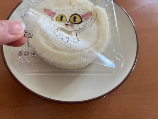 ホワイトロールケーキのフィルムをはがしているところ。