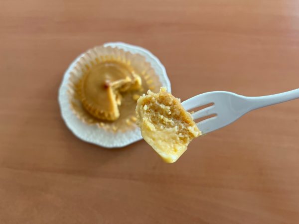 とろ生スイートポテトを一口カットしている様子。