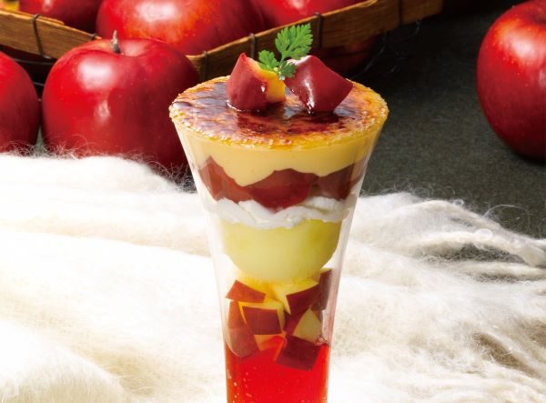 ロイヤルホストの「紅玉りんごと塩キャラメルアイスのブリュレパフェ」