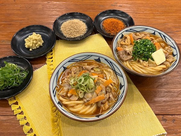 丸亀製麺が株式会社TOKIOと共同開発した「俺たちの豚汁うどん」と「俺たちのニラバタ豚汁うどん」