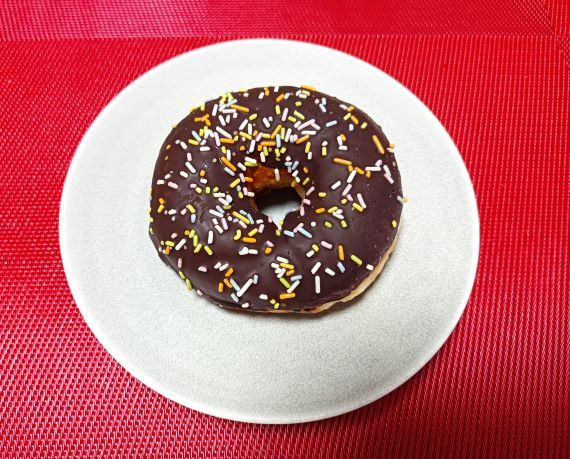 セブン-イレブン「カラフルチョコリングドーナツ」の商品写真