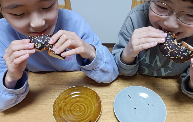 セブン-イレブン「カラフルチョコリングドーナツ」を子どもたちが食べる図